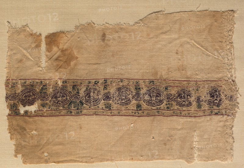 Fragment of a Tiraz-Style Textile, 1130 - 1169. Egypt, Fatimid period, Caliphate of al-Hafiz or later, AH 524-565 (A.D. 1130-1169). Tabby ground with inwoven tapestry ornament; linen and silk; overall: 10.9 x 16.5 cm (4 5/16 x 6 1/2 in.).