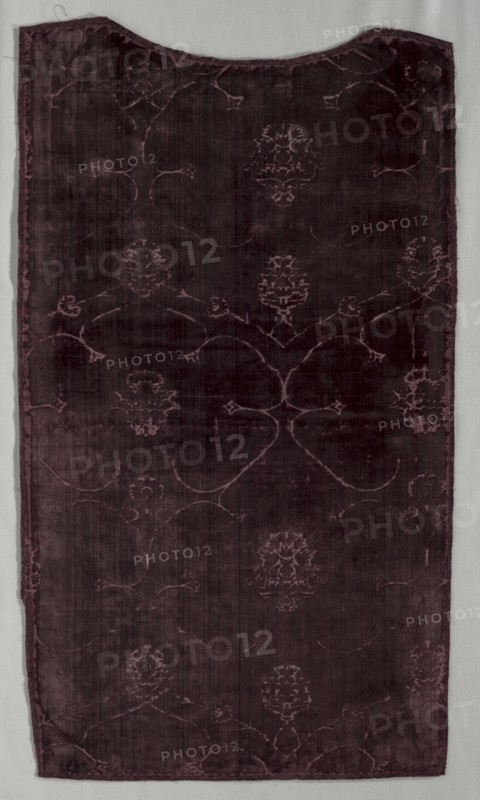 Velvet with Pomegranate Pattern, 1400s. Italy, 15th century. Velvet weave (cut and voided): silk thread; overall: 78.1 x 44.5 cm (30 3/4 x 17 1/2 in.)