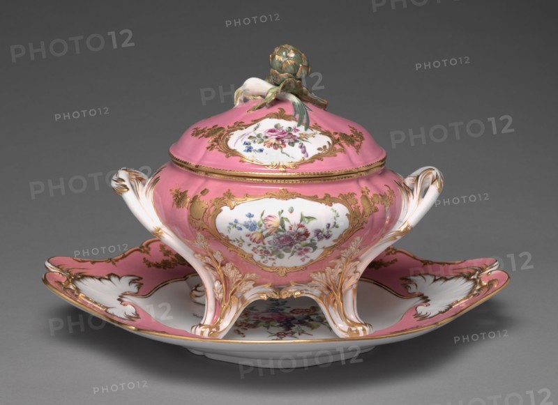 Tureen, 1757. Sèvres Porcelain Manufactory (French, est. 1740). Soft-paste porcelain with enamel and gilt; overall: 24.2 x 28.3 cm (9 1/2 x 11 1/8 in.).