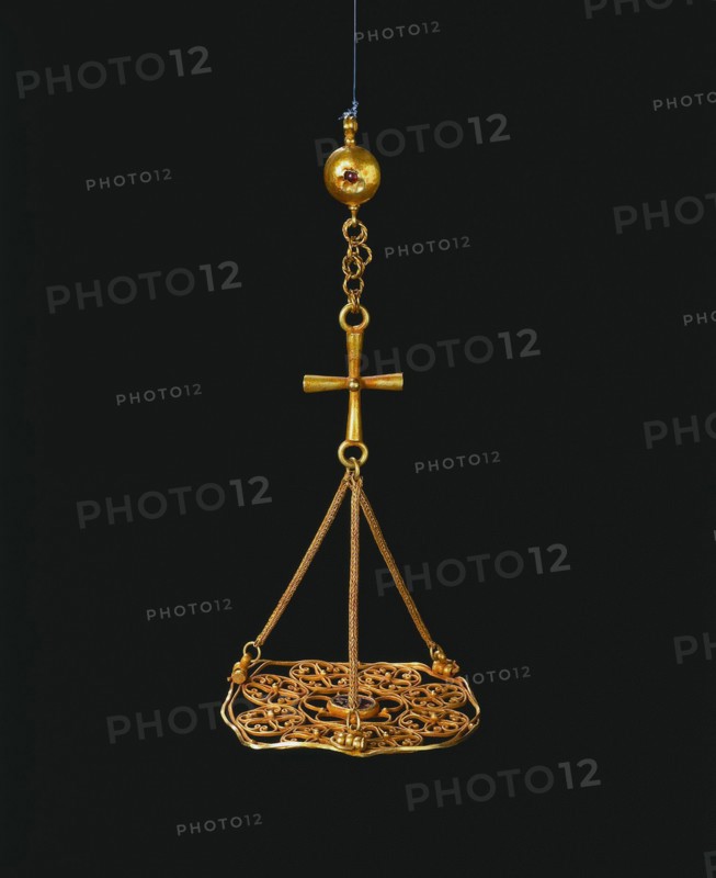 Votive Polycandelon (Lamp Holder), 500s. Byzantium, Byzantine period, 6th century. Gold; overall: 13.4 x 6.4 cm (5 1/4 x 2 1/2 in.).