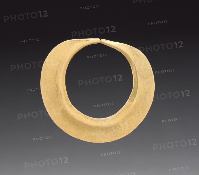 Nose Ornament, c. 400-1000. West-central Colombia, Quimbaya Style, 5th-10th Century. Hammered gold; overall: 4.9 x 5.7 x 0.3 cm (1 15/16 x 2 1/4 x 1/8 in.).