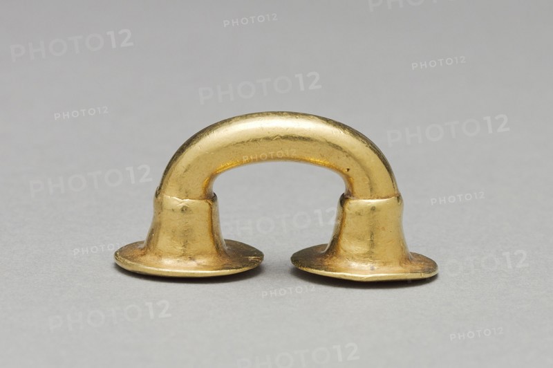 Nose Ornament, c. 400-1000. Colombia, Sinú style, 5th-11th century. Hammered gold; overall: 2.1 x 4.3 x 1.9 cm (13/16 x 1 11/16 x 3/4 in.).