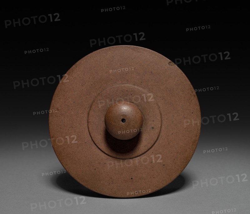 Teapot: Yixing ware (lid), 1644-1911. China, Qing dynasty (1644-1911). Stoneware; diameter: 12.8 cm (5 1/16 in.); overall: 8.6 cm (3 3/8 in.).