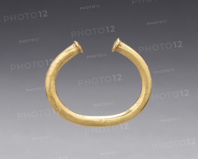 Nose Ornament, before 1550. Colombia, 16th century. Cast gold; overall: 3.1 x 3.8 x 0.4 cm (1 1/4 x 1 1/2 x 3/16 in.).