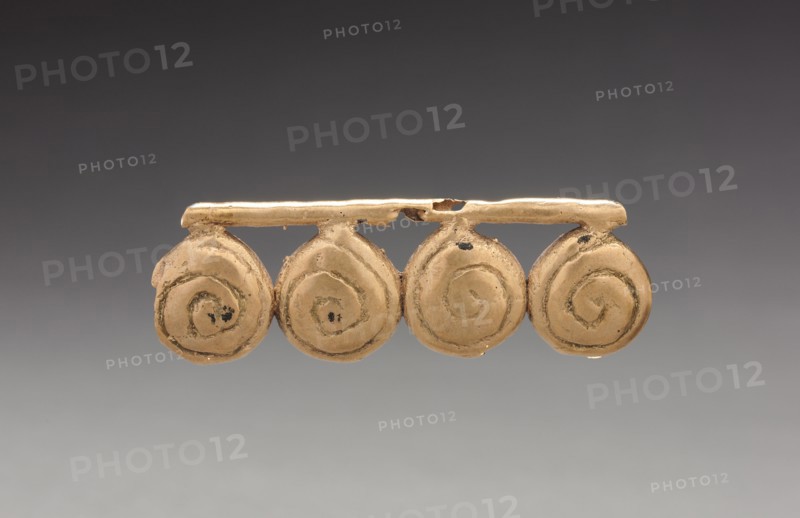 Linked Shells Pendant, c. 900-1550. Central Colombia, Muisca Style, 10th-16th century. Cast gold; overall: 2.4 x 7.2 x 0.6 cm (15/16 x 2 13/16 x 1/4 in.).