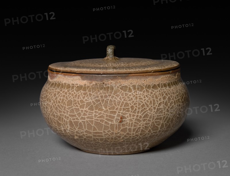 Covered Flat Jar: Guan ware, 1127-1279. China, Hangzhou, Suburban Altar Kiln, Southern Song dynasty (1127-1279). Glazed buff stoneware; diameter: 8.6 cm (3 3/8 in.); overall: 6 cm (2 3/8 in.).