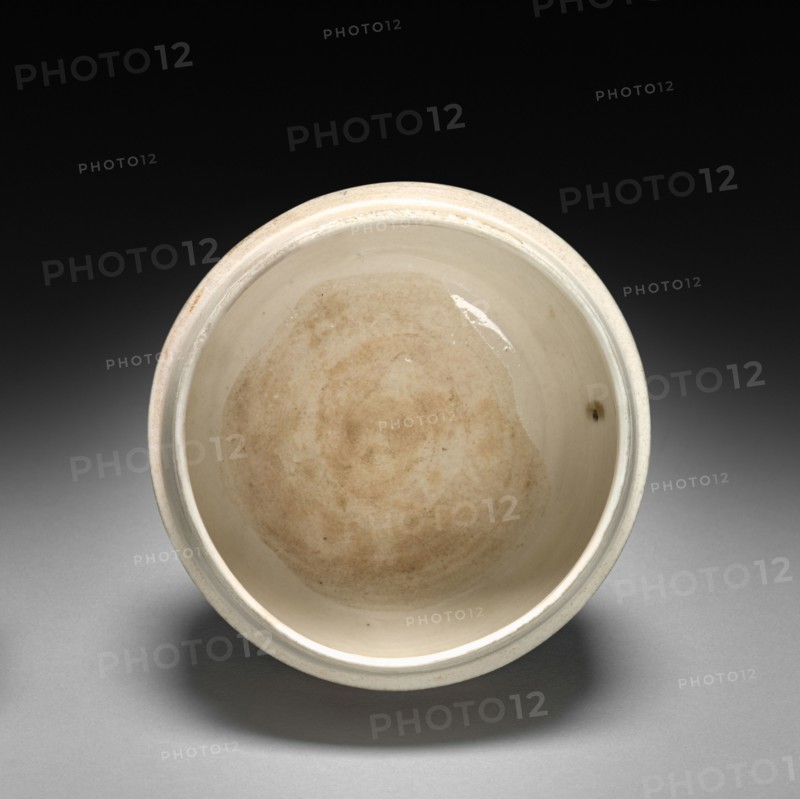 Covered Box: Ding ware, 1000s-1100s. China, Hebei province, Ch'ü-yand District, Northern Song dynasty (960-1127). White porcelain; diameter: 7.6 cm (3 in.); overall: 7.3 cm (2 7/8 in.).