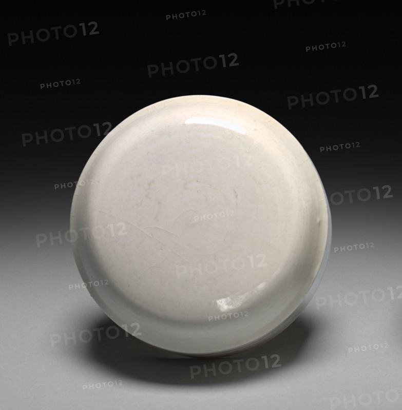 Covered Box: Ding ware (lid), 1000s-1100s. China, Hebei province, Ch'ü-yand District, Northern Song dynasty (960-1127). White porcelain; diameter: 7.6 cm (3 in.); overall: 7.3 cm (2 7/8 in.).