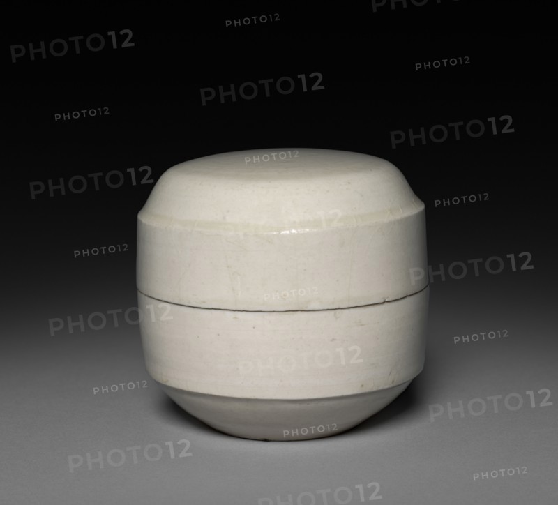 Covered Box: Ding ware, 1000s-1100s. China, Hebei province, Ch'ü-yand District, Northern Song dynasty (960-1127). White porcelain; diameter: 7.6 cm (3 in.); overall: 7.3 cm (2 7/8 in.).