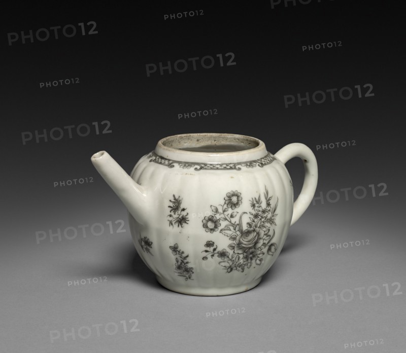 Teapot, c. 1750-1770. China, Chinese Export -- European Market, 18th century. Porcelain; overall: 14 x 10.9 cm (5 1/2 x 4 5/16 in.).