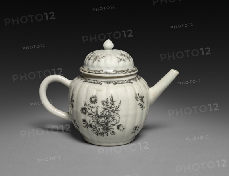 Teapot, c. 1750-1770. China, Chinese Export -- European Market, 18th century. Porcelain; overall: 14 x 10.9 cm (5 1/2 x 4 5/16 in.).