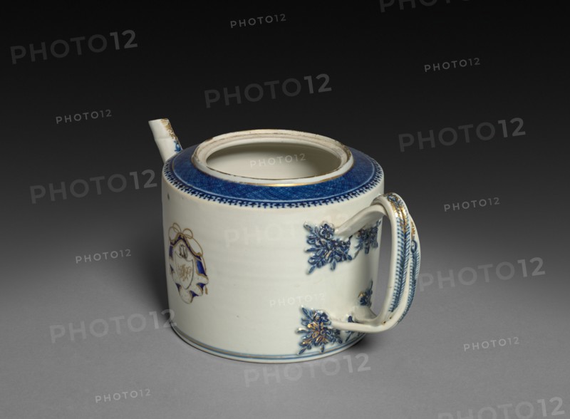 Teapot, c. 1775-1800. China, Chinese Export -- English or American Markets, 18th century. Porcelain; overall: 12.7 x 13.7 cm (5 x 5 3/8 in.).