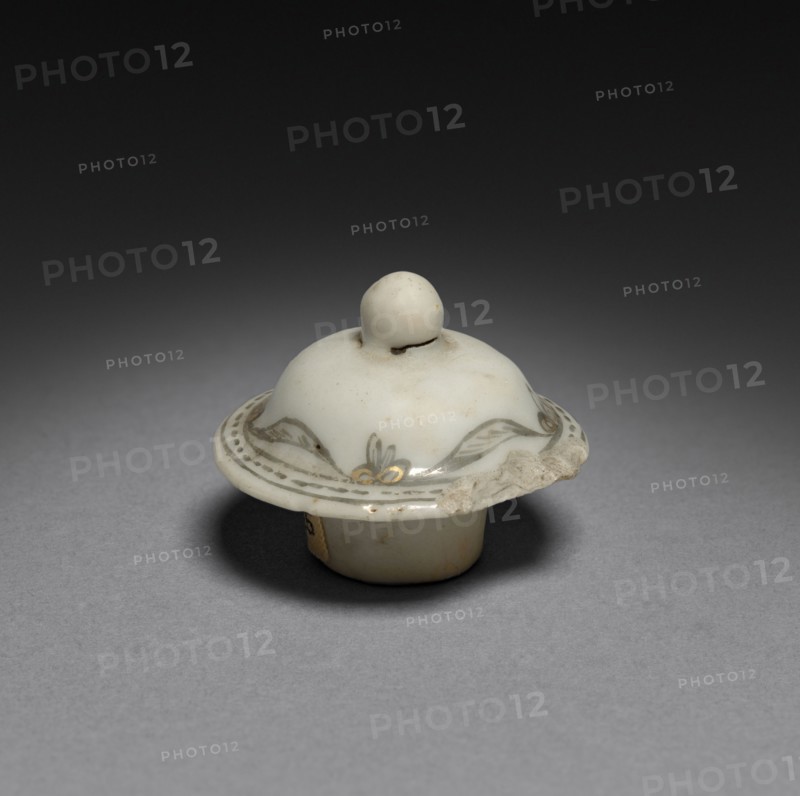 Tea Caddy (lid), c. 1750-1770. China, Chinese Export -- European Market, 18th century. Porcelain; diameter: 4.7 cm (1 7/8 in.); overall: 11.5 x 6.6 cm (4 1/2 x 2 5/8 in.).
