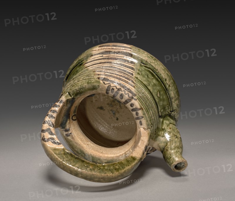 Water Container in the Shape of a Kettle:  Oribe Ware, early 17th century. Japan, Gifu Prefecture, Mino kilns, Momoyama Period (1573-1615). Glazed stoneware; diameter of mouth: 12.7 cm (5 in.); container: 21 cm (8 1/4 in.).