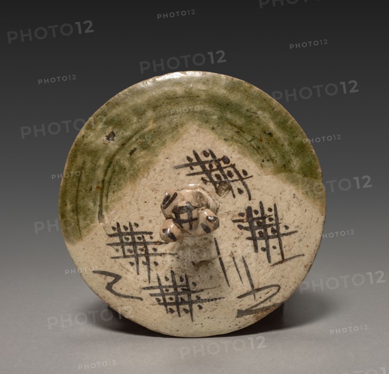 Water Container in the Shape of a Kettle: Oribe Ware (lid), early 17th century. Japan, Gifu Prefecture, Mino kilns, Momoyama Period (1573-1615). Glazed stoneware; diameter of mouth: 12.7 cm (5 in.); container: 21 cm (8 1/4 in.).