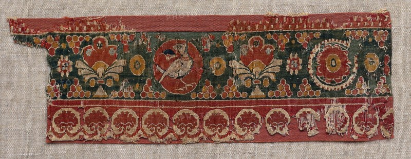 Decorated Band from a Tunic or Curtain, 600s. Egypt, late Byzantine or early Islamic period, 7th Century. Tapestry weave with supplementary weft wrapping; undyed linen and dyed wool; overall: 8.2 x 24.7 cm (3 1/4 x 9 3/4 in.)