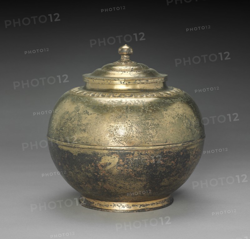 Cinerary Urn, 800s-900s. Japan, early Heian Period (794-c. 900). Gilt bronze; diameter of mouth: 12.4 cm (4 7/8 in.); overall: 26.1 cm (10 1/4 in.).