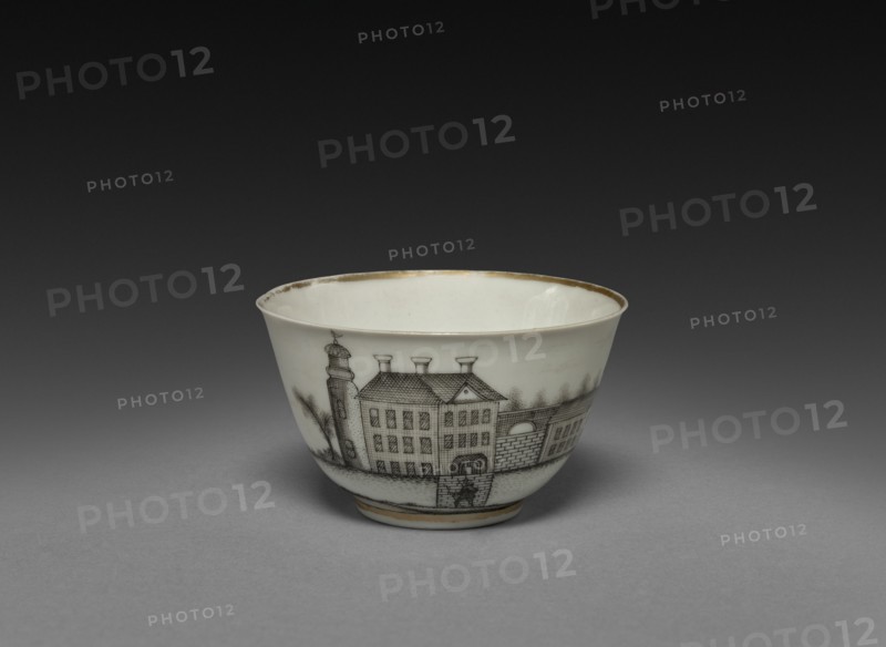 Tea Bowl with View of Town (Cleves?), c. 1770-1785. China, Chinese Export -- Continental Market, 18th century. Porcelain; diameter: 7 cm (2 3/4 in.); overall: 3.9 cm (1 9/16 in.).