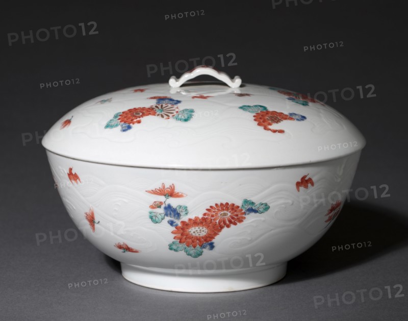 Covered Bowl with Chrysanthemums and Chidori: Kakiemon Ware, early 18th century. Japan, Edo Period (1615-1868). Porcelain with decoration in colored enamels; molded design of waves on exterior; diameter: 21 cm (8 1/4 in.); with cover: 12.7 cm (5 in.); without cover: 9 cm (3 9/16 in.).