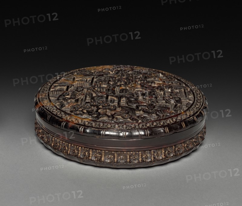 Fragrance Box, 1700s. China, Qing dynasty (1644-1911). Tortoiseshell; diameter: 8.6 cm (3 3/8 in.).