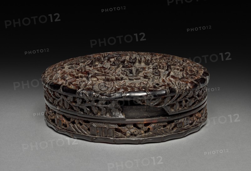Fragrance Box, 1700s. China, Qing dynasty (1644-1911). Tortoiseshell; diameter: 8.6 cm (3 3/8 in.).