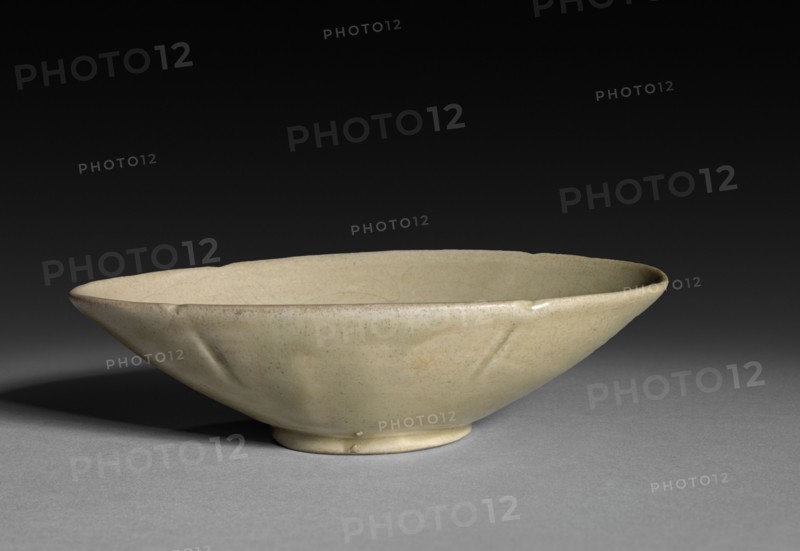 Chan:  Oval Shaped Shallow Cup - Yue ware, 10th Century. China, Tang dynasty (618-907) - Five dynasties (907-960). Glazed gray stoneware; diameter: 14.6 cm (5 3/4 in.); overall: 3.8 cm (1 1/2 in.).