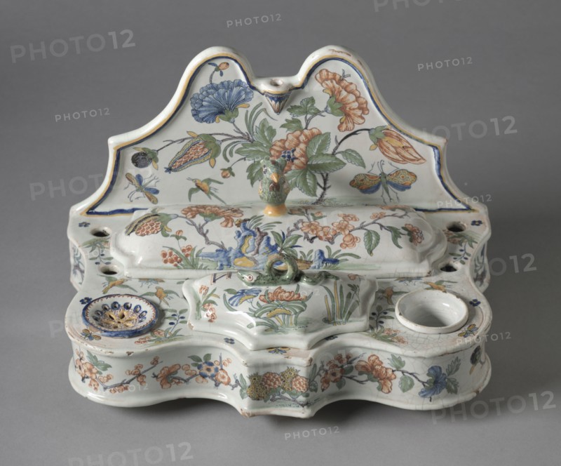 Writing Stand, 1746. Sinceny Factory (French). Tin- glazed earthenware (faience) wth enamel decoration; overall: 17.2 x 26.9 x 17.8 cm (6 3/4 x 10 9/16 x 7 in.).