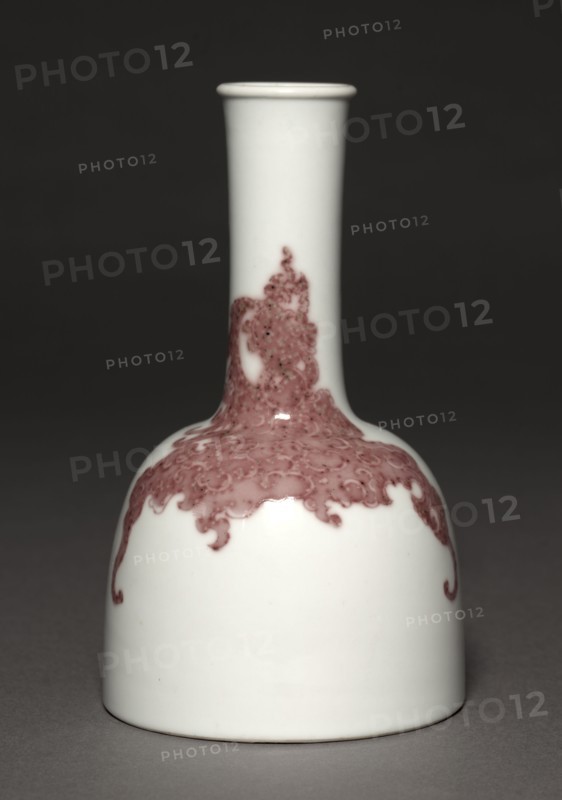 Mallet-Shaped Bottle with Phoenixes, 1662-1722. China, Jiangxi province, Jingdezhen, Qing dynasty (1644-1912), Kangxi mark and period (1662-1722). Porcelain with underglaze red (and green) decoration; diameter: 10.5 cm (4 1/8 in.); overall: 17.8 cm (7 in.).