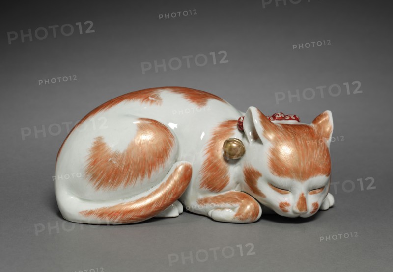 Sleeping Cat: Ko Imari Type, 1800s. Japan, Edo Period (1615-1868). Porcelain, molded and carved, with overglaze gold and enamels; overall: 9.5 x 14.6 cm (3 3/4 x 5 3/4 in.).
