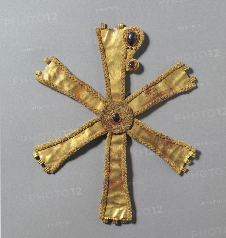 Monogram of Christ (Chrismon), 500s. Byzantium, Syria, early Byzantine period, 6th century. Gold sheet, gold wire, and garnets; overall: 14.8 x 12.1 x 0.7 cm (5 13/16 x 4 3/4 x 1/4 in.).