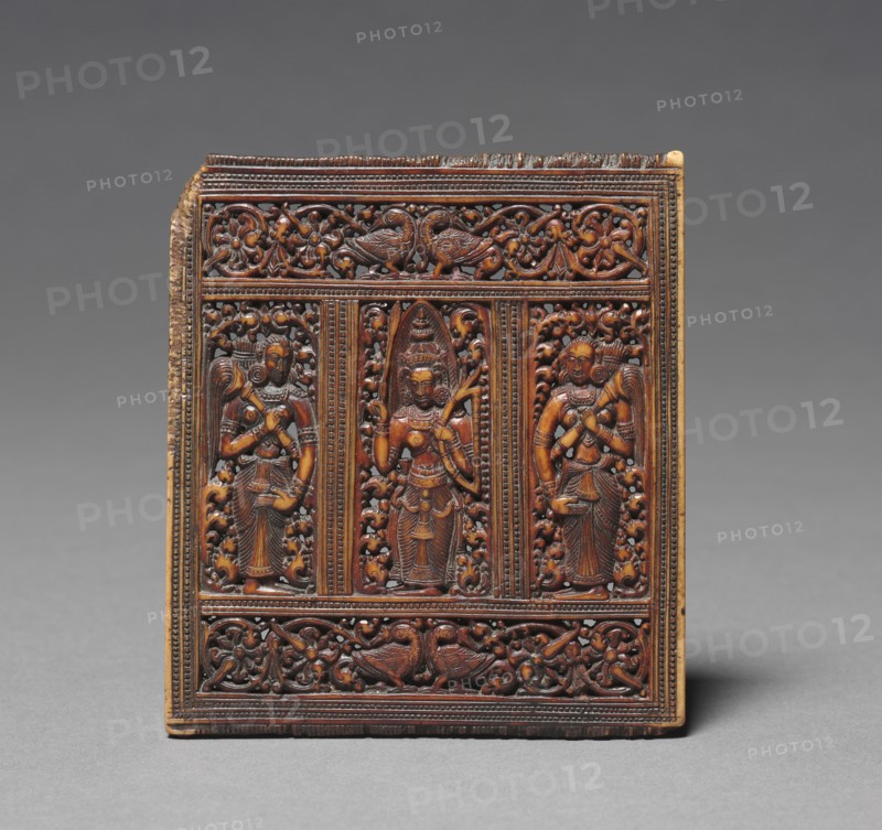 Comb with Devi and Attendants, 1600s-1700s. Ceylon, 17th-18th century. Ivory; overall: 10.6 x 9.3 cm (4 3/16 x 3 11/16 in.).