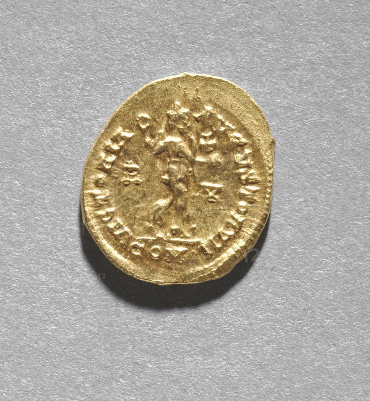 Solidus of Arkadios (reverse), 395-408. Byzantium, Constantinople, Byzantine period, late 4th-early 5th century. Gold; diameter: 2 cm (13/16 in.)