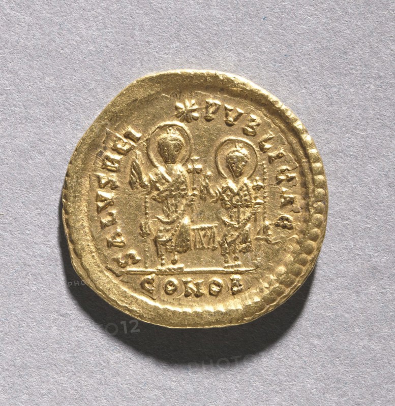 Solidus of Theodosius II and Valentinian III (reverse), 408-425. Byzantium, Constantinople, Byzantine period, 5th century. Gold; diameter: 2.3 cm (7/8 in.)