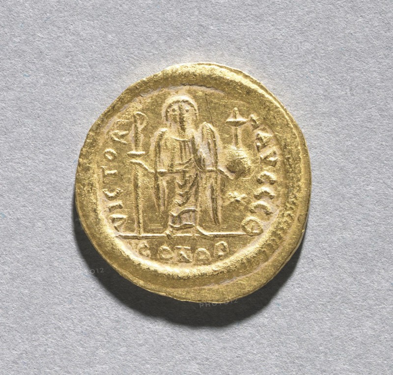 Solidus of Justinian I (reverse), 545-565. Byzantium, Constantinople, Byzantine period, 6th century. Gold; diameter: 2 cm (13/16 in.)