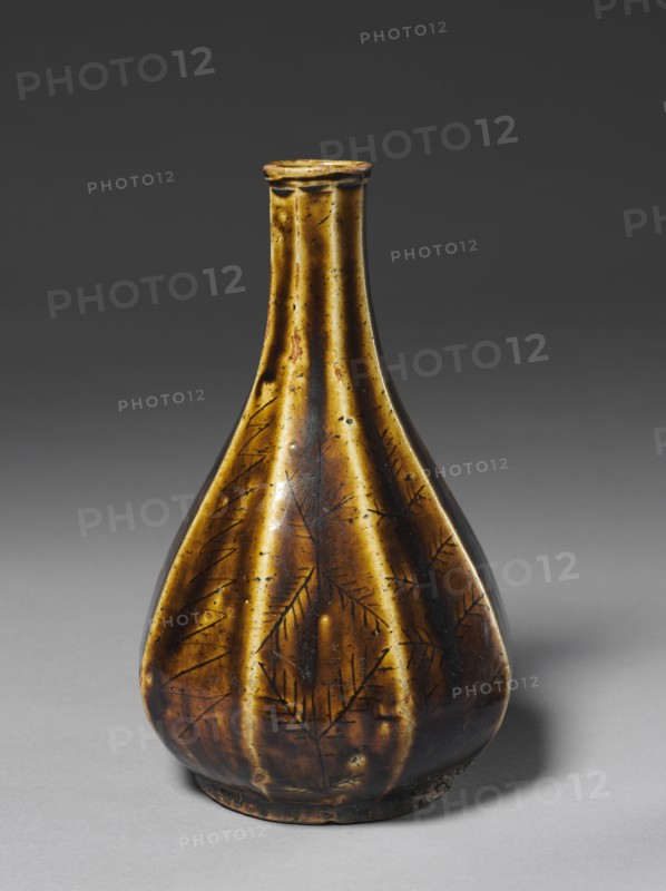 Eight-faceted Bottle, 1800s-1900s. Korea, Joseon dynasty (1392-1910). Stoneware; overall: 23.2 cm (9 1/8 in.).