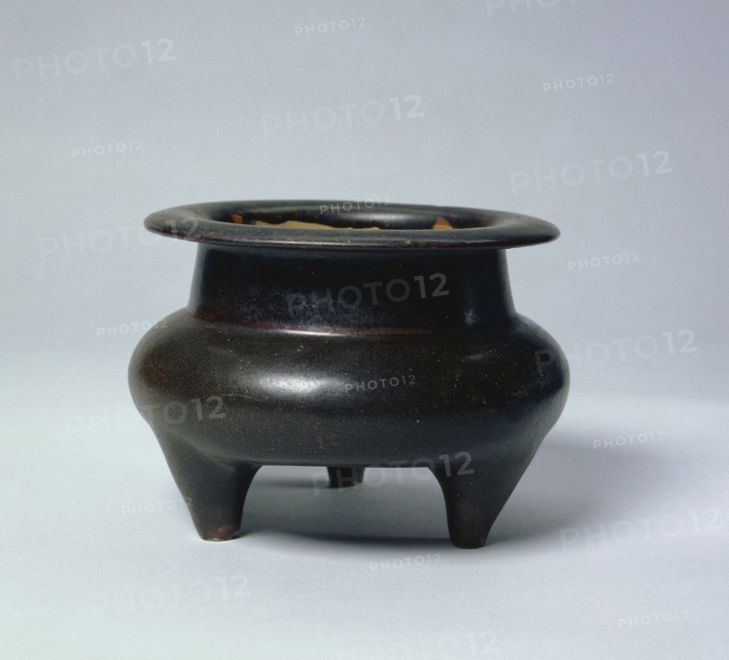 Incense Burner: Jizhou ware, 13th-14th Century. China, Jiangxi province, Yonghe kilns, Jizhou, Jiangxi, Southern Song Dynasty (1127-1279) - Yuan Dynasty (1271-1368). Glazed stoneware; diameter: 15.2 cm (6 in.); overall: 10.4 cm (4 1/8 in.).