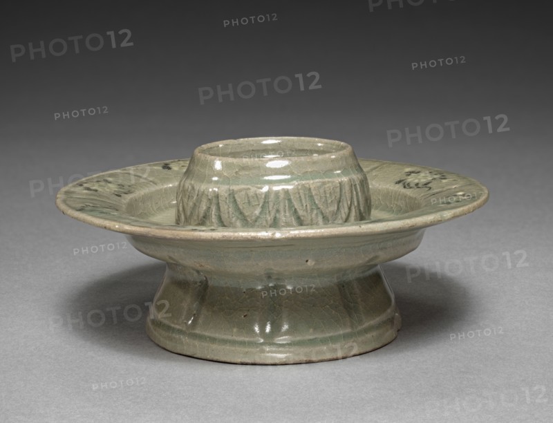 Floral-shaped Cup Stand with Inlaid Chrysanthemum Design, 1100s. Korea, Goryeo period (918-1392). Inlaid and glazed porcelain; overall: 6.1 cm (2 3/8 in.).