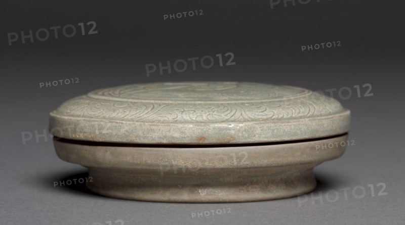 Covered Box: Yue Ware, 907-960. China, Shang-lin-hu kilns, Yu-yao District, Zhejiang province, Five dynasties (907-960). Glazed stoneware with incised decoration; diameter: 13 cm (5 1/8 in.); overall: 4.5 cm (1 3/4 in.).