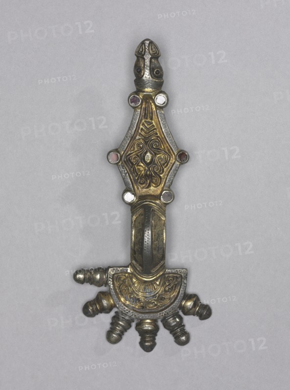 Fibula, 500s. Ostrogothic, Migration period, 6th century. Gilt silver and garnets; overall: 13.4 cm (5 1/4 in.).
