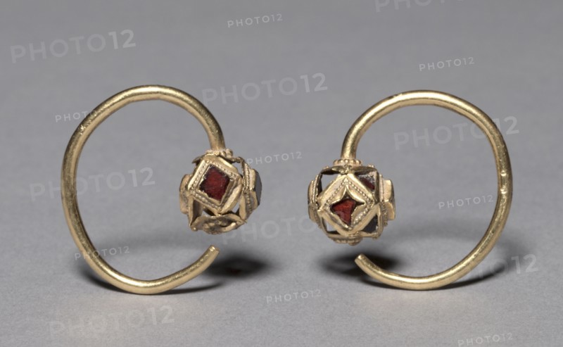 Earring, 400s. Ostrogothic, Migration period, 5th century. Gold with garnets; overall: 3.5 x 3.4 x 1.2 cm (1 3/8 x 1 5/16 x 1/2 in.).