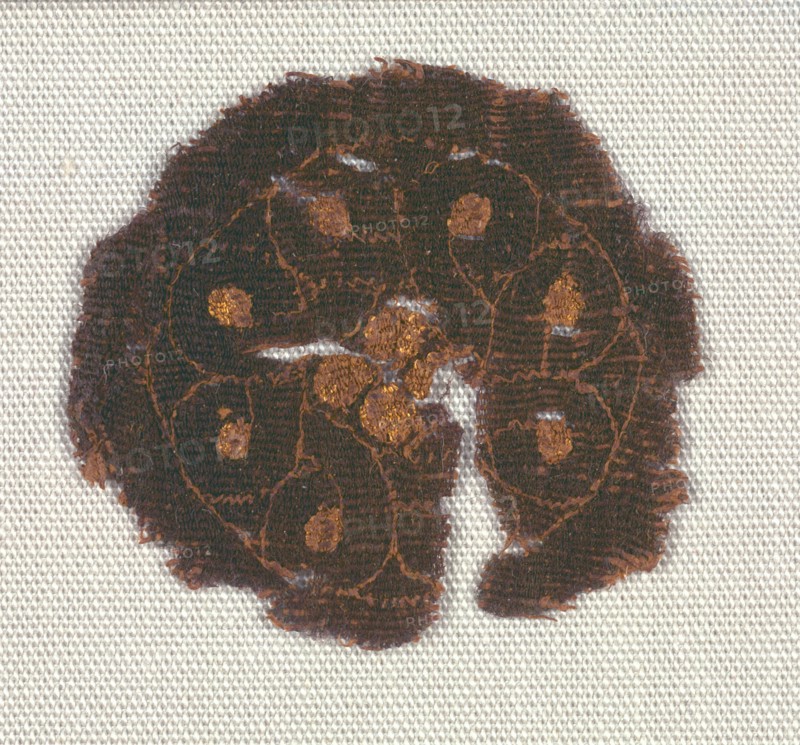 Round Segmentum from a Tunic, 300s - 400s. Egypt, Byzantine period, 4th - 5th century. Tapestry (probably inwoven in tabby ground); wool, linen, and gold foil around silk core; overall: 4 x 4.5 cm (1 9/16 x 1 3/4 in.)