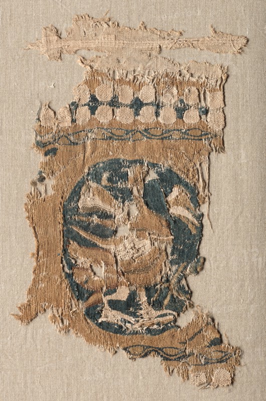 Fragment from a Hanging (?) with Roundel and Border, 800s - 900s. Egypt, late Abbasid - early Tulunid period, 9th - 10th century. Tabby weave with inwoven tapestry ornament, linen and wool; overall: 33.5 x 21 cm (13 3/16 x 8 1/4 in.).