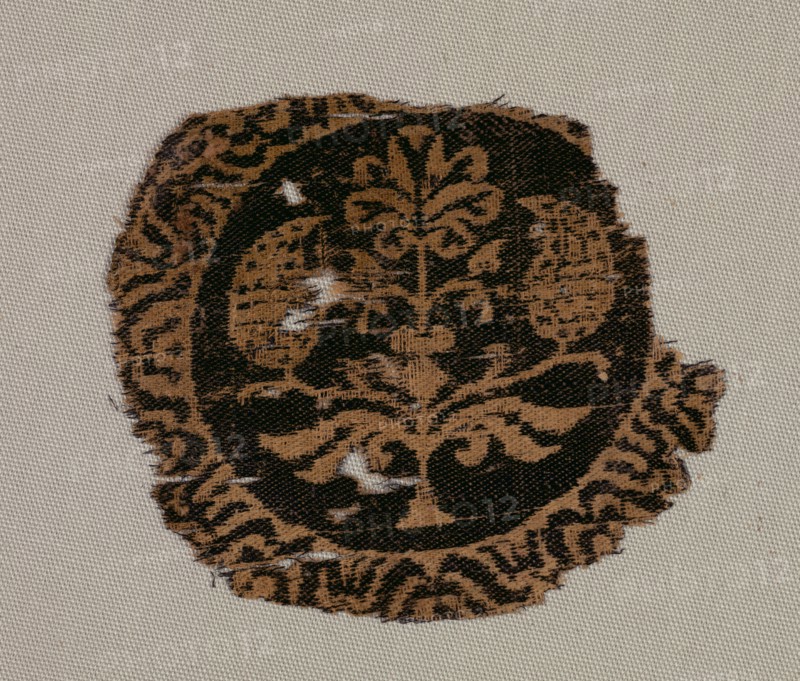 Fragment of a Segmentum with Palmette Tree, 700s. Syria, Umayyad or Abbasid period, 8th century. Compound twill, silk; overall: 7.5 x 8.9 cm (2 15/16 x 3 1/2 in.)