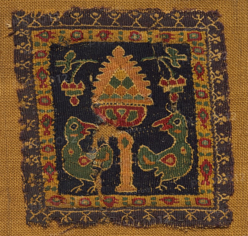 Square Segmentum with Two Birds, 400s - 500s. Egypt, Byzantine period, 5th - 6th century. Tapestry; linen and wool; overall: 10 x 10 cm (3 15/16 x 3 15/16 in.)