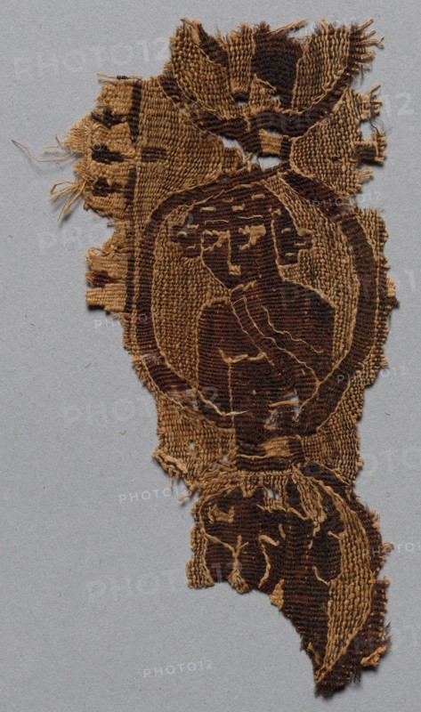 Clavus with Linked Roundels, 400s - 500s. Egypt, Byzantine period, 5th - 6th century. Tabby weave with inwoven tapestry ornament, linen and wool; overall: 6 x 11.6 cm (2 3/8 x 4 9/16 in.)