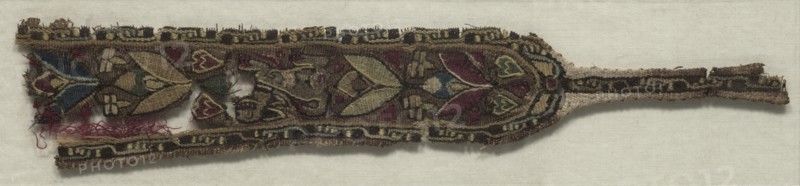 Fragment of a Clavus, 700s. Egypt, Abbasid period (?), 8th century. Tapestry; linen and wool; overall: 4.5 x 27.2 cm (1 3/4 x 10 11/16 in.)