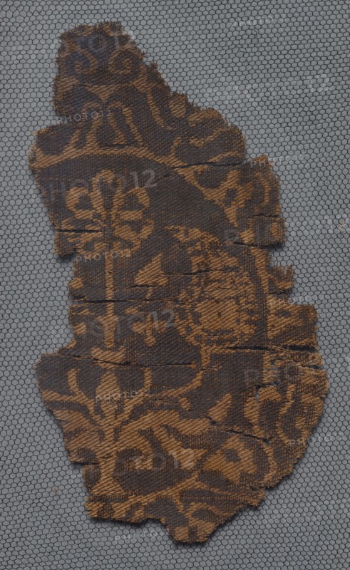 Fragment of a Segmentum with Palmette Tree, 7th-8th century. Syria, 7th-8th century. Compound twill, silk; overall: 11.3 x 6.7 cm (4 7/16 x 2 5/8 in.)