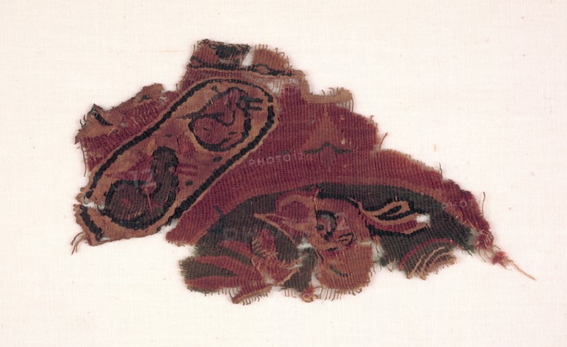 Fragment of a Roundel, 600s - 800s. Egypt, 7th - 9th century. Tapestry; linen and wool; overall: 8.2 x 14.2 cm (3 1/4 x 5 9/16 in.)