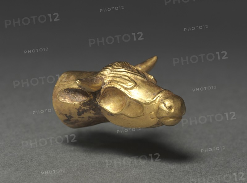 Bovine Finial, 400-300 BC. Greece or Turkey, Thracian, 5th-3rd century BC. Gold, hammered; overall: 1.5 x 3.8 x 3.4 cm (9/16 x 1 1/2 x 1 5/16 in.).