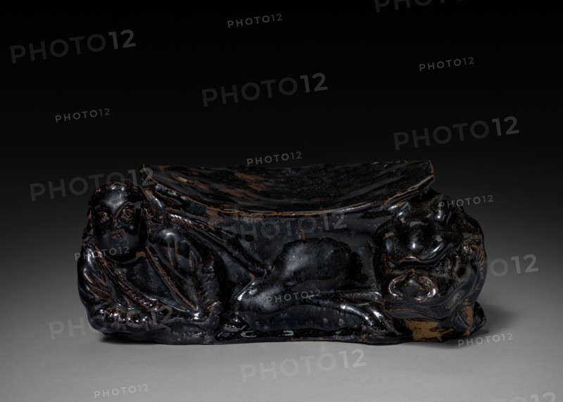 Pillow:  Cizhou Ware, 12th-13th Century. China, Yuan dynasty (1271-1368). Glazed stoneware; overall: 13 x 30 cm (5 1/8 x 11 13/16 in.).